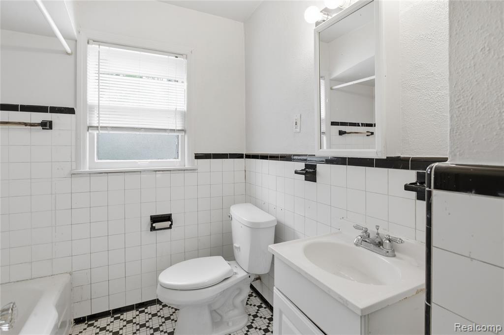 26316 Powers Avenue, Dearborn Heights, MI 48125 — Photo 18