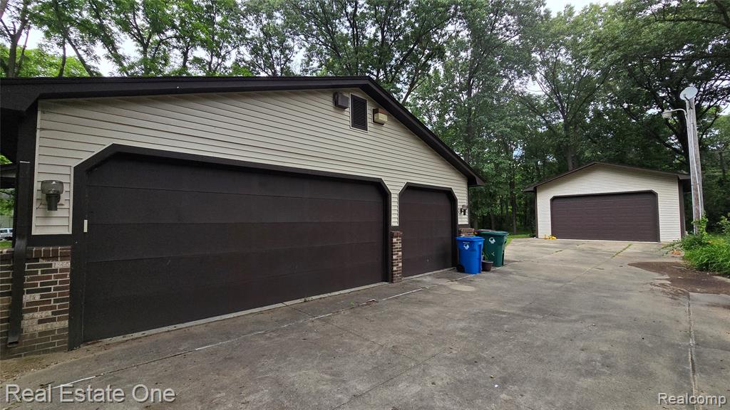 8950 Wise Road, Commerce Twp, MI 48382 — Photo 2