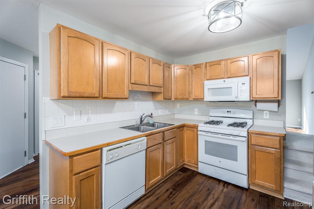 389 WOODFIELD SQUARE Lane, Brighton, MI 48116 — Photo 11