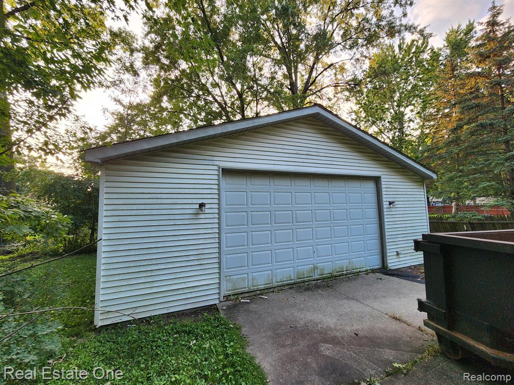 700 W GARDENIA Avenue, Madison Heights, MI 48071 — Photo 6