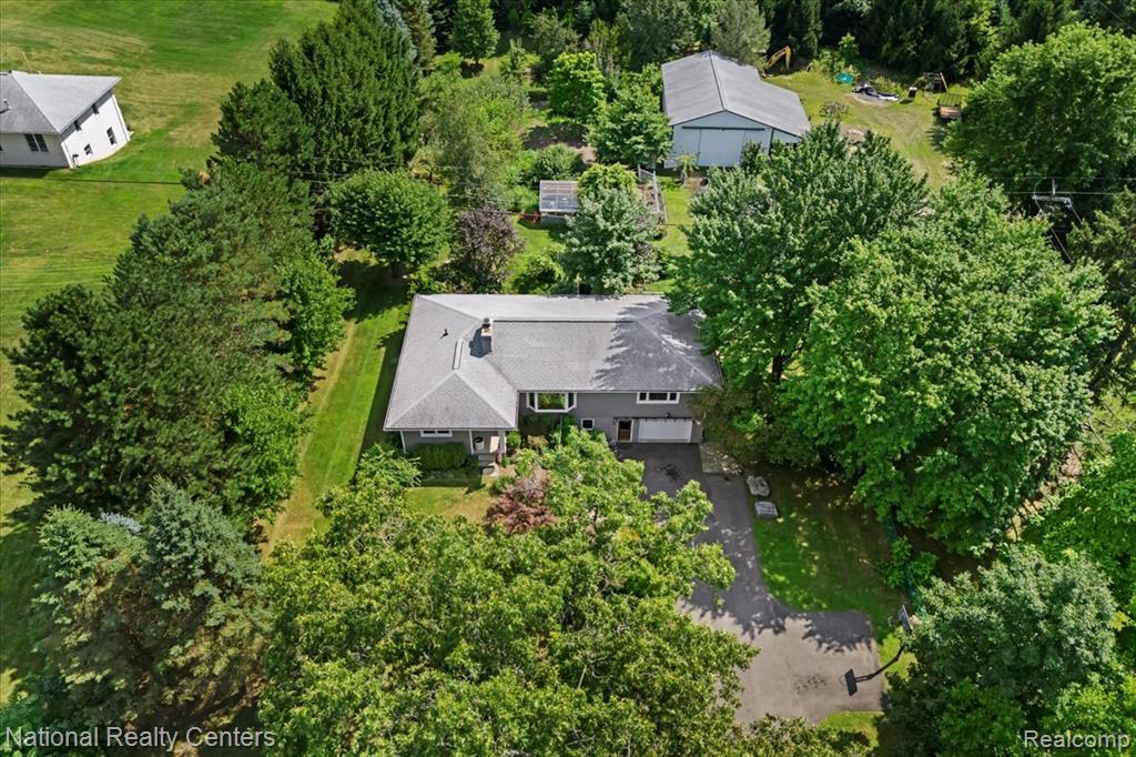 1785 Middle Road, Highland, MI — Photo 49