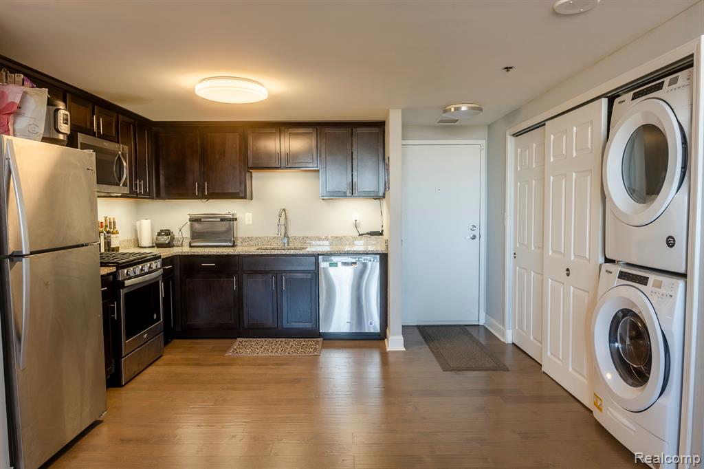 250 E HARBORTOWN Drive, 32-406, Detroit, MI 48207 — Photo 7