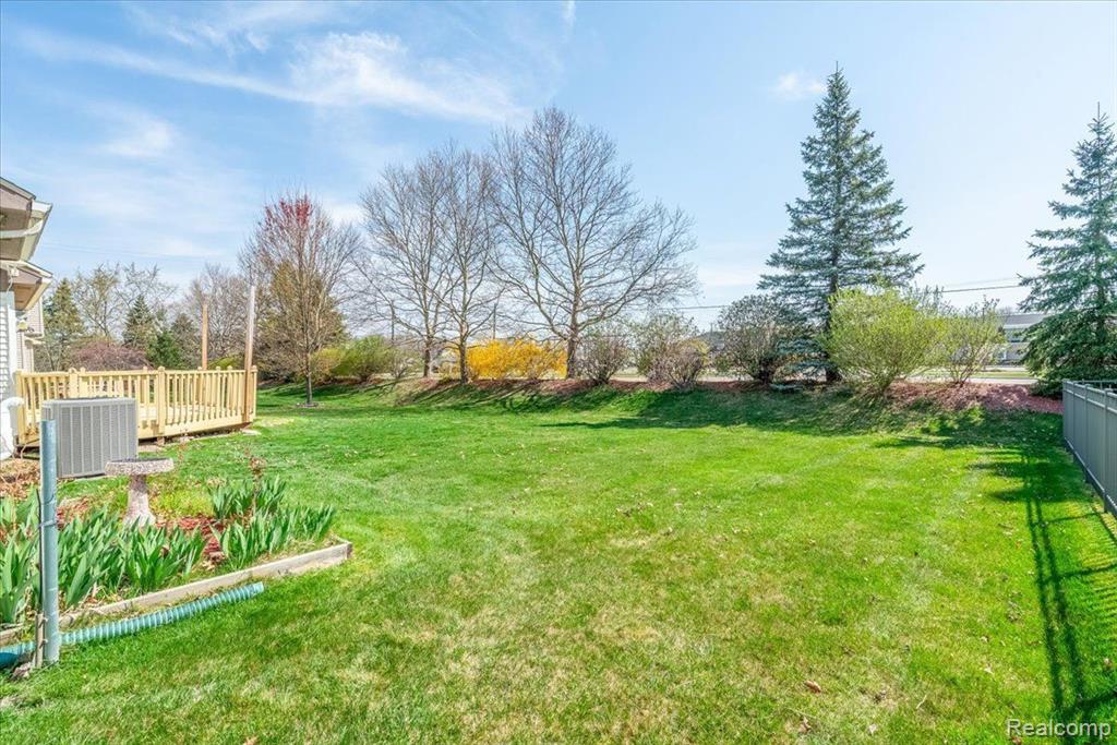9429 MADISON Drive, Belleville, MI 48111 — Photo 38