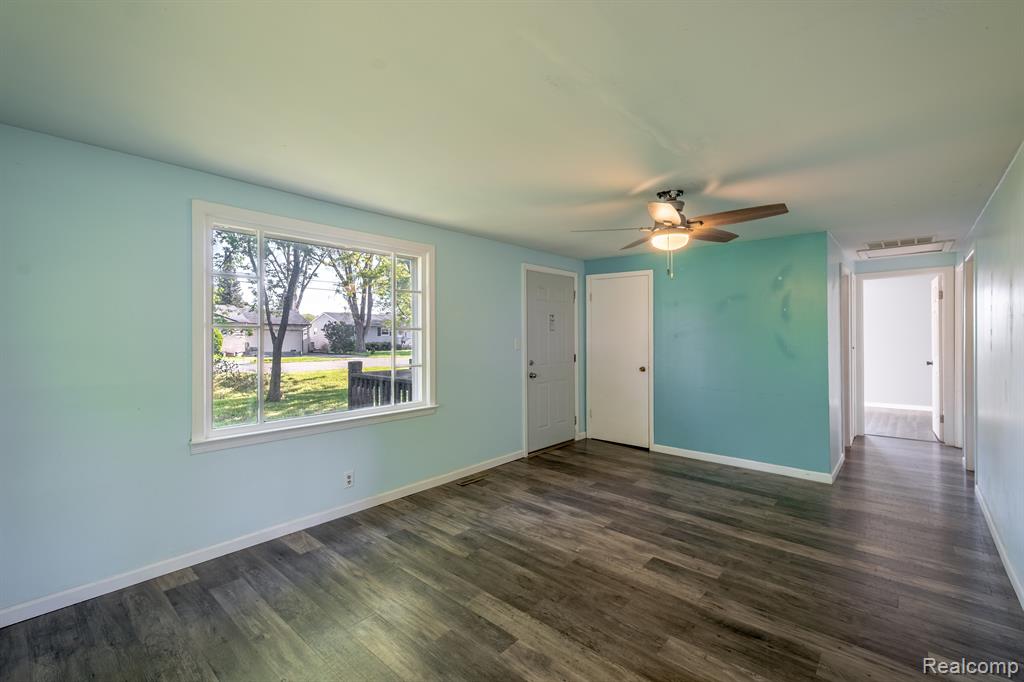 4472 MARLBOROUGH Drive, Flint, MI 48506 — Photo 4