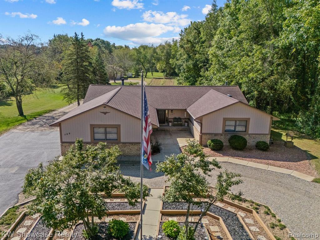 766 WHITE HOUSE Drive, Highland, MI 48356 — Photo 2
