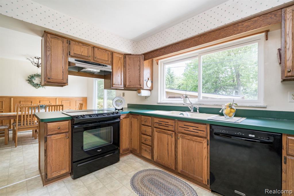 5871 Brewster Road, Rochester Hills, MI 48306 — Photo 19