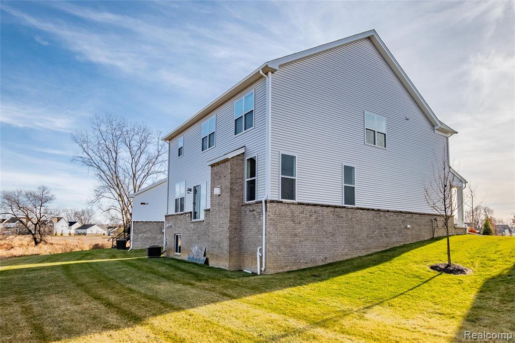 5556 Hobart Court, West Bloomfield, MI — Photo 2