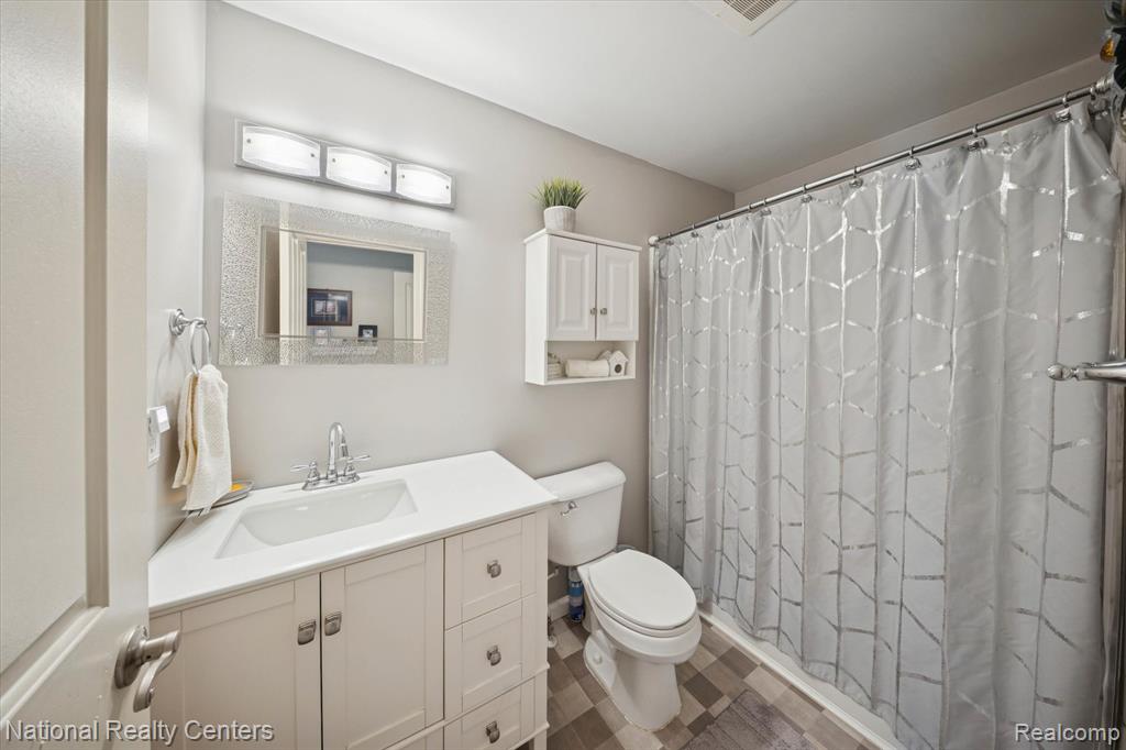 4067 Kirkway Court, 110, Howell, MI 48843 — Photo 20