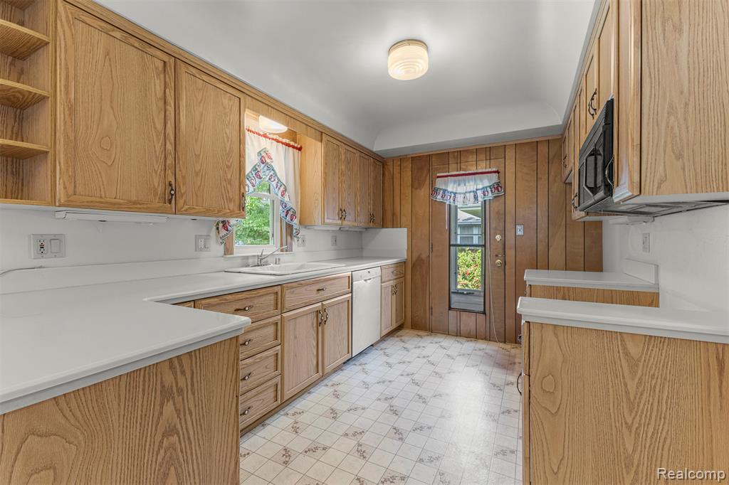 25429 Graceland Circle, Dearborn Heights, MI 48125 — Photo 9