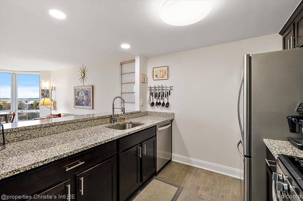 250 E Harbortown Drive, 705, Detroit, MI 48207 — Photo 17