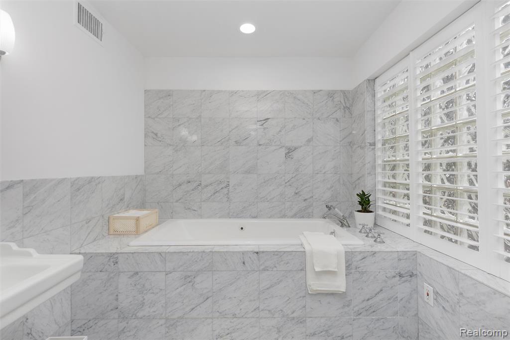 6183 Lantern Lane, Bloomfield Hills, MI 48301 — Photo 30