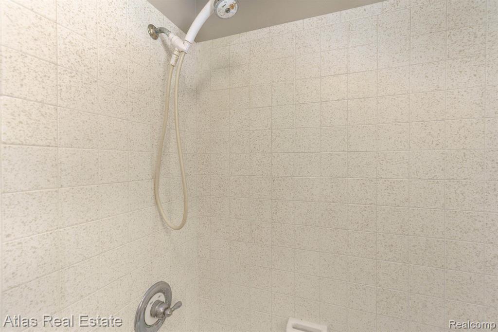 9450 HOGAN Road, Fenton, MI 48430 — Photo 30