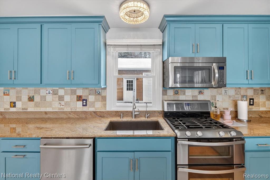 560 Black Oaks Trail, Howell, MI 48843 — Photo 10