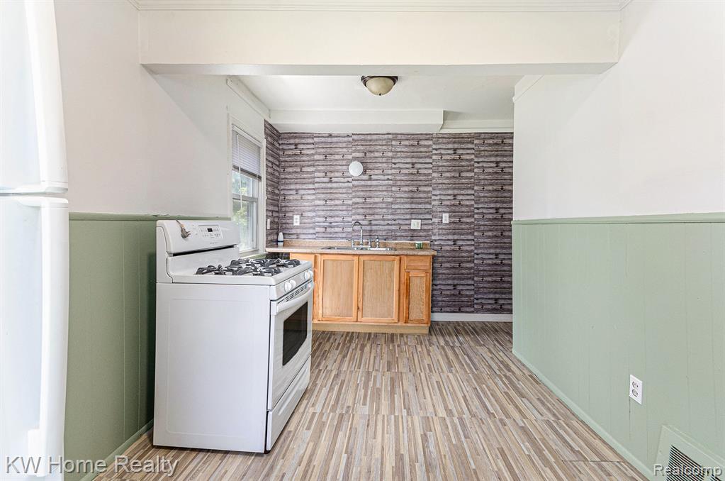 8051 Ashton Avenue, Detroit, MI 48228 — Photo 7