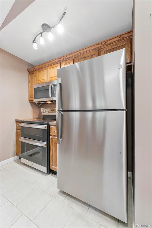 811 Miller Road, Lake Orion, MI 48362 — Photo 13