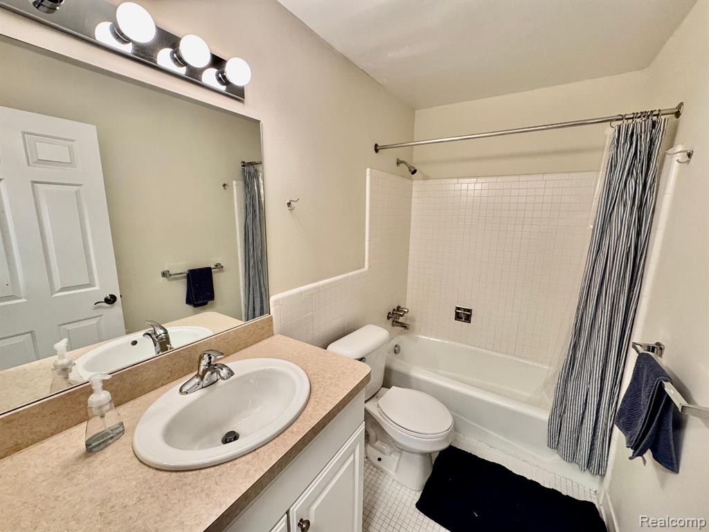 488 FOX HILLS Drive S, Bloomfield Hills, MI 48304 — Photo 17
