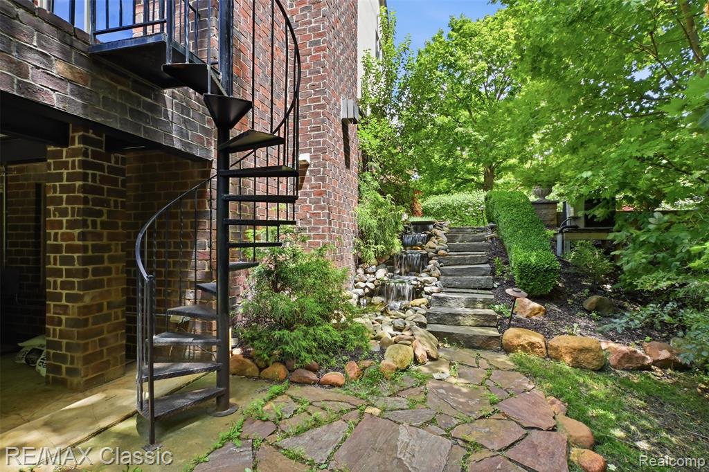 8033 Pine Ridge Court, Northville, MI 48168 — Photo 38