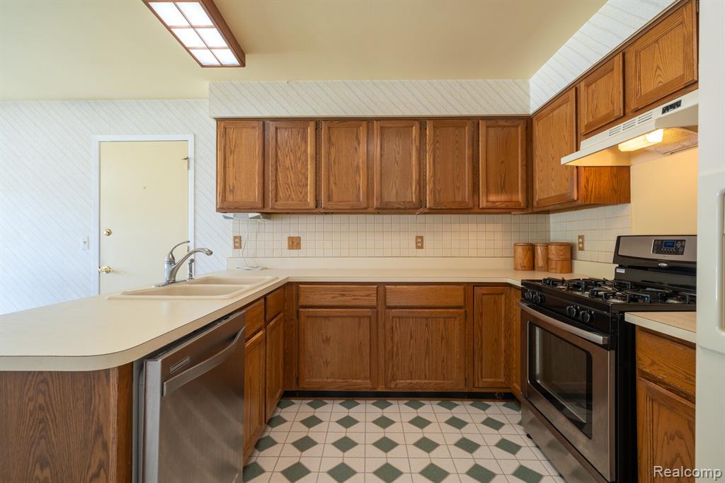 8341 Clay Court, Sterling Heights, MI 48313 — Photo 7