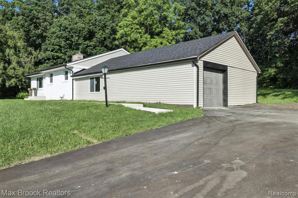 5561 Delmas Road, Clarkston, MI 48348 — Photo 2