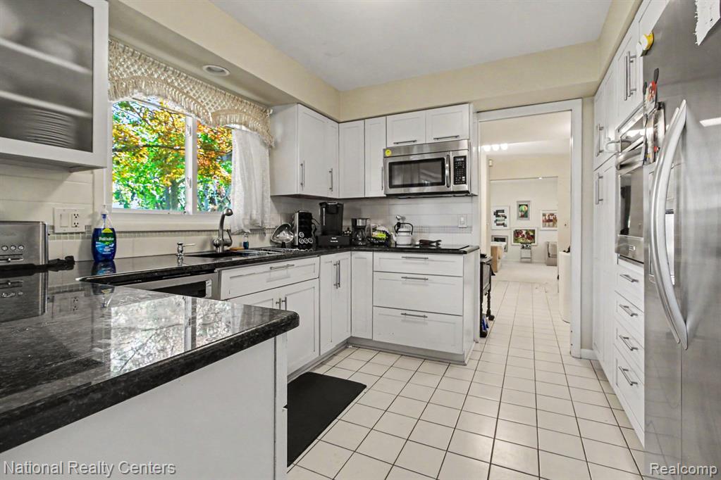5535 Pembury Lane, West Bloomfield, MI — Photo 12