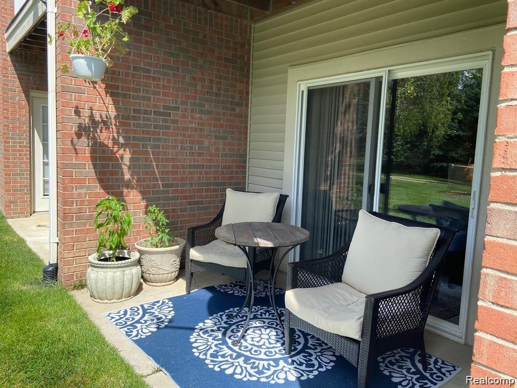 7105 FARMINGDALE Lane, Walled Lake, MI 48390 — Photo 8