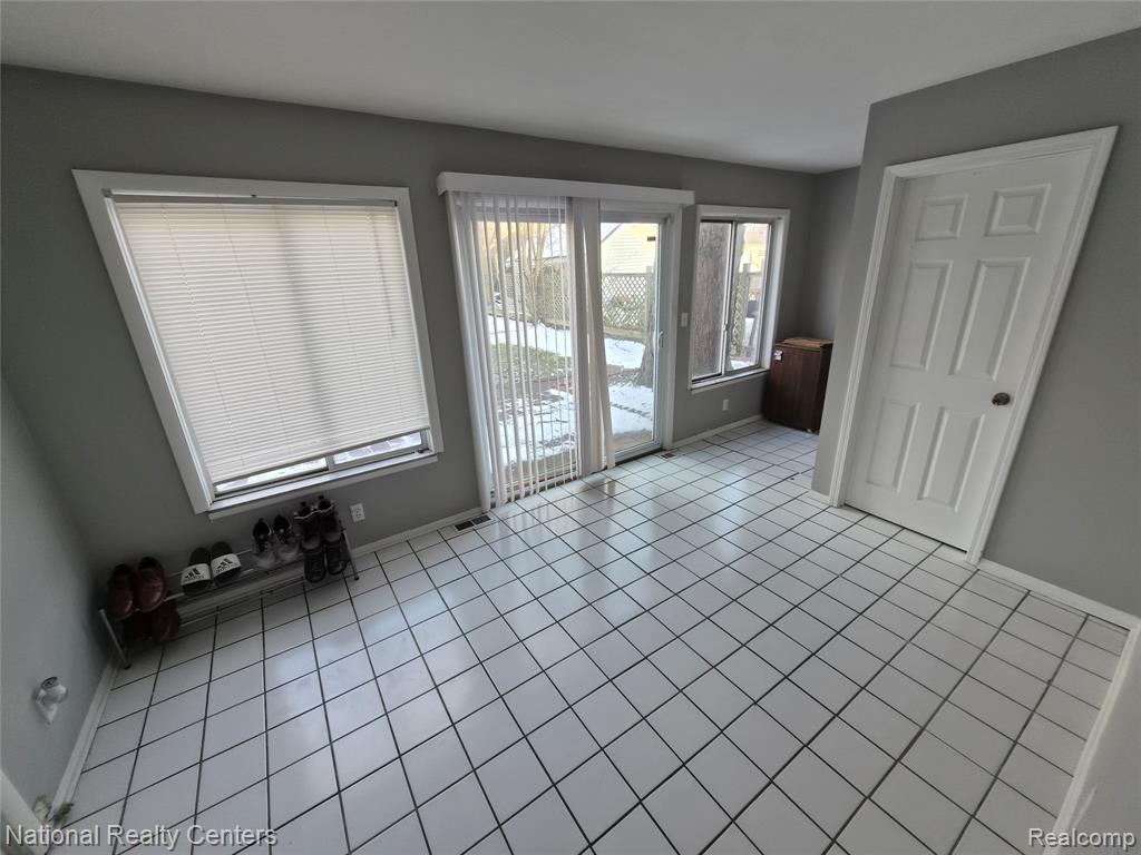 6 Utica Road, Pontiac, MI 48341 — Photo 4