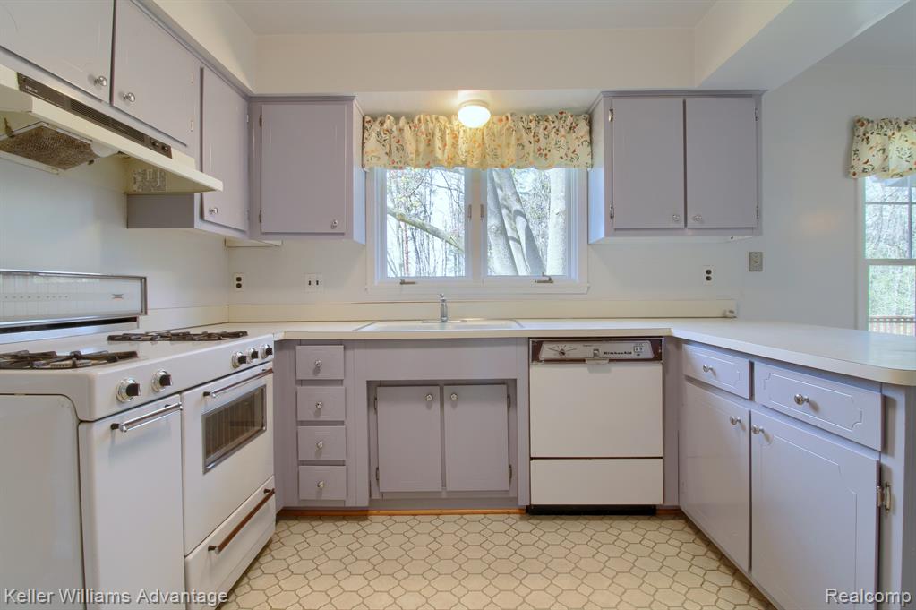 46895 BETTYHILL, Plymouth, MI 48170 — Photo 16