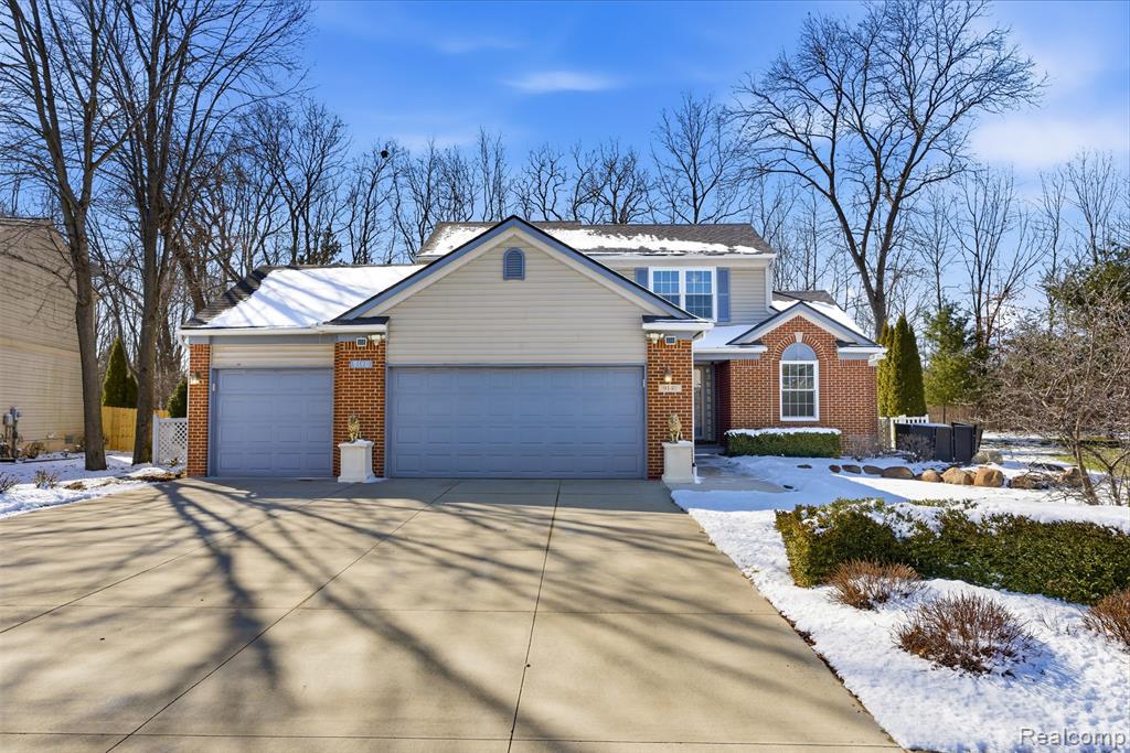 9140 Lakewood Drive, Whitmore Lake, MI 48189 — front exterior