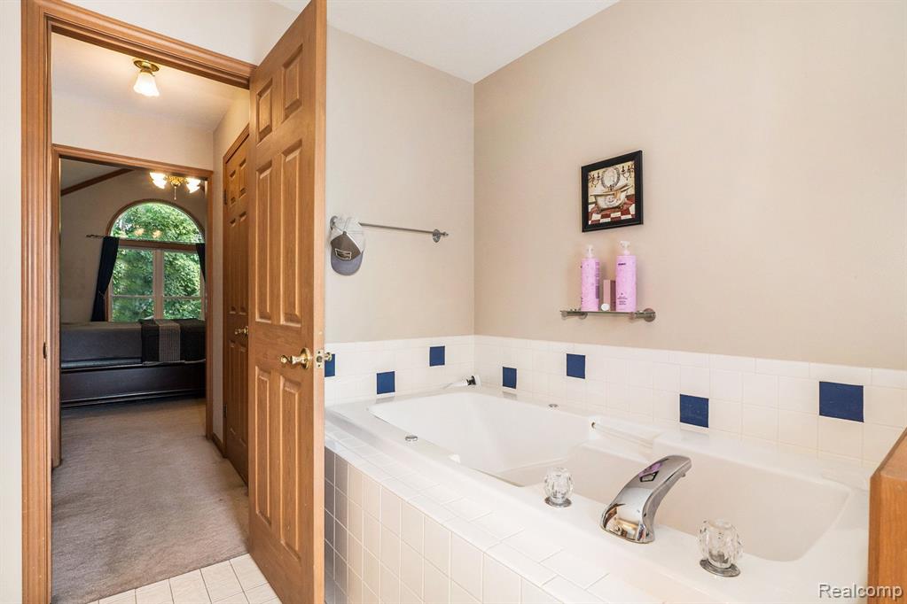 6084 Chatham Court, Grand Blanc, MI 48439 — Photo 23
