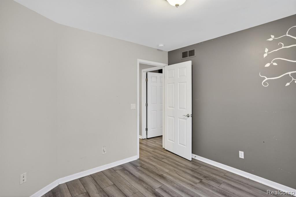 9055 Hegel Road, Goodrich Vlg, MI — Photo 41