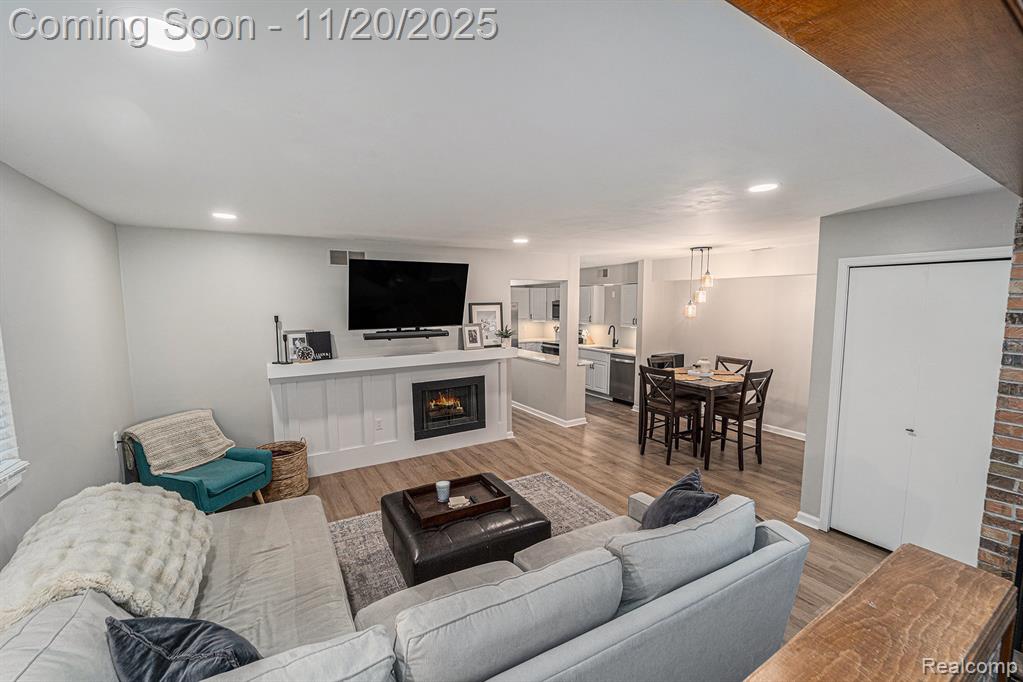 102 Pinewood Circle, Plymouth, MI 48170 — Photo 2