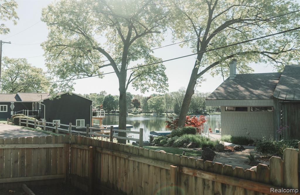 3965 Midland Road E, Waterford, MI 48329 — Photo 2