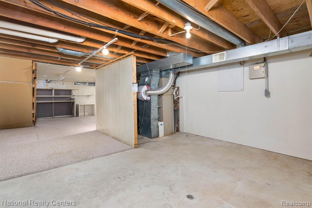 405 Pineview Court, Saint Clair Shores, MI 48081 — Photo 32