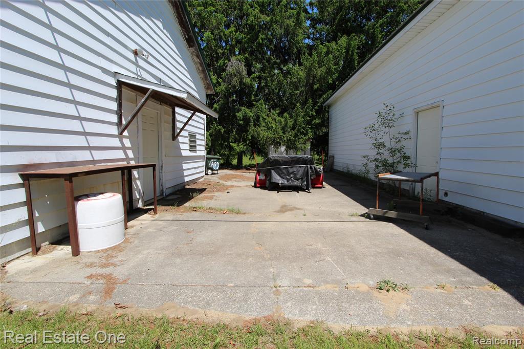 1325 S Hospital Road, Waterford, MI 48327 — Photo 42