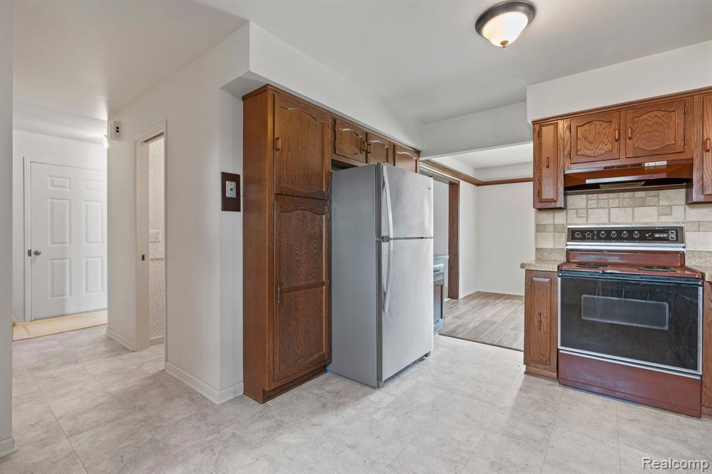 643 Pine Tree Court, Walled Lake, MI 48390 — Photo 14