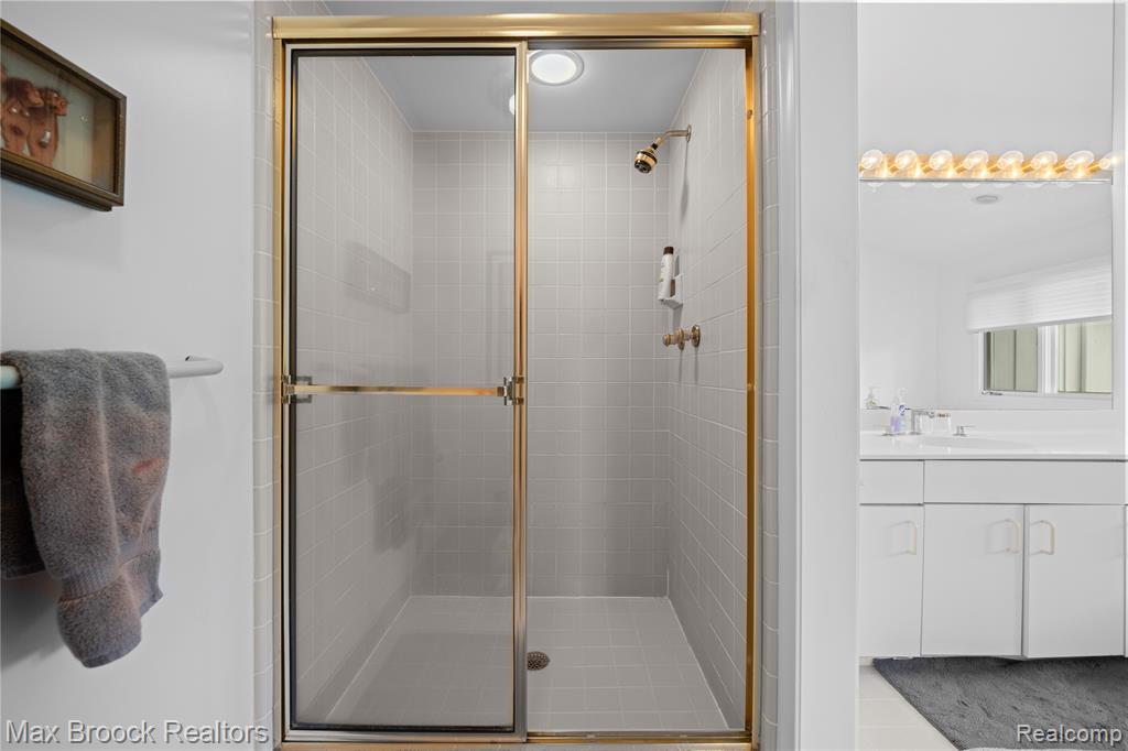 4933 Woodcliff Hill Road N, West Bloomfield, MI 48323 — Photo 20