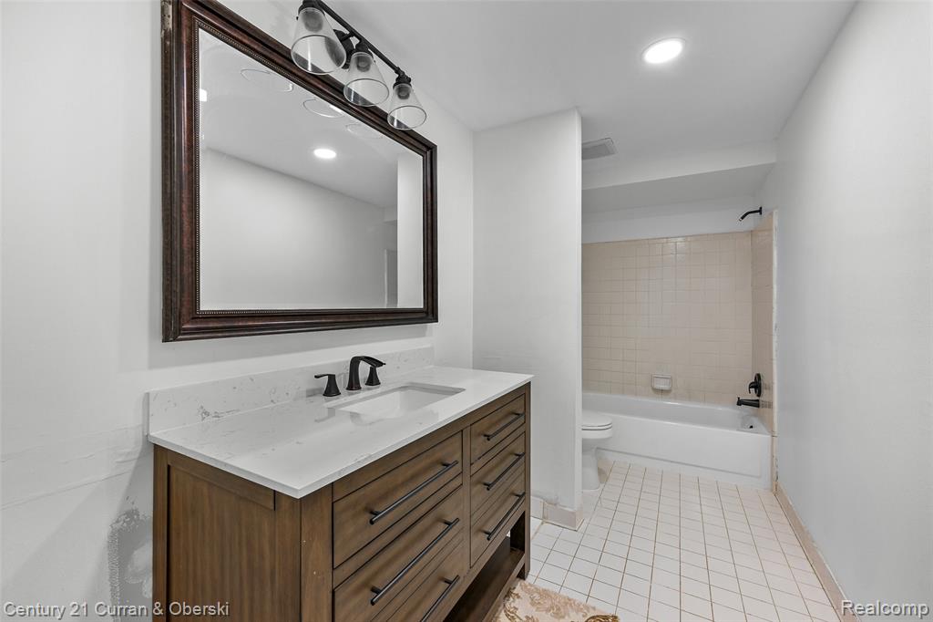 5120 Langlewood Court, West Bloomfield, MI — Photo 20