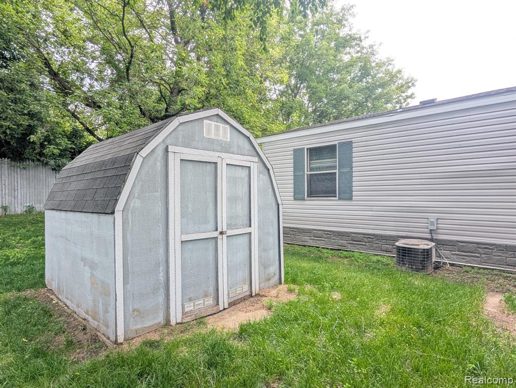 18 Bellwood, Swartz Creek, MI 48473 — Photo 11