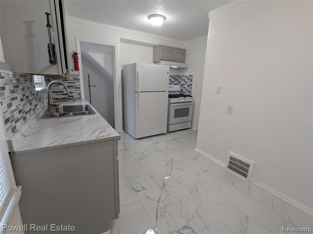 19161 Hamburg Street, Detroit, MI 48205 — Photo 11