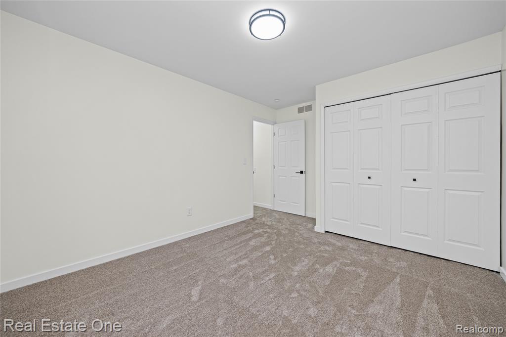5426 N Piccadilly, West Bloomfield, MI — Photo 51