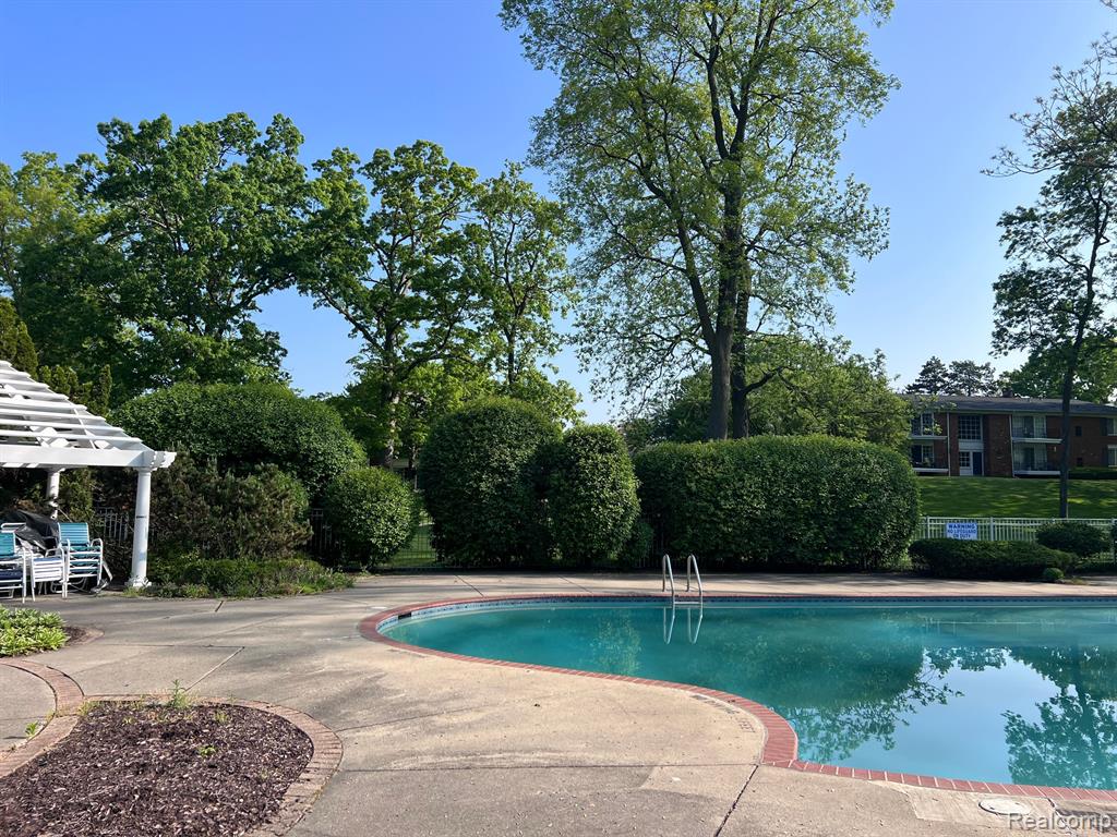 433 FOX HILLS Drive S, 3, Bloomfield Hills, MI 48304 — Photo 4