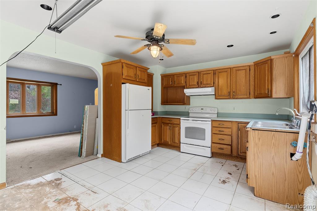 5121 Lippincott Boulevard, Burton, MI 48519 — Photo 14