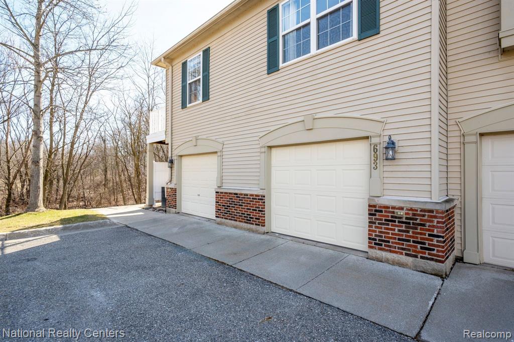 693 ABBINGTON Court, Howell, MI 48843 — Photo 31