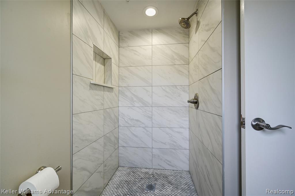 18467 Middlesex Avenue, Lathrup Village, MI 48076 — Photo 35