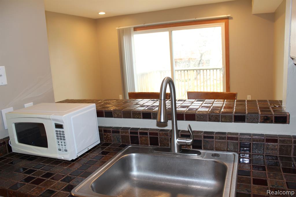 922 CHESTNUT HILL Drive, Auburn Hills, MI 48326 — Photo 12