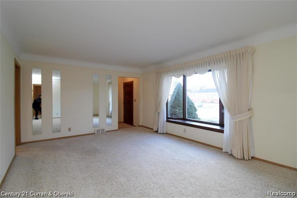 6711 N EVANGELINE Street, Dearborn Heights, MI 48127 — Photo 3