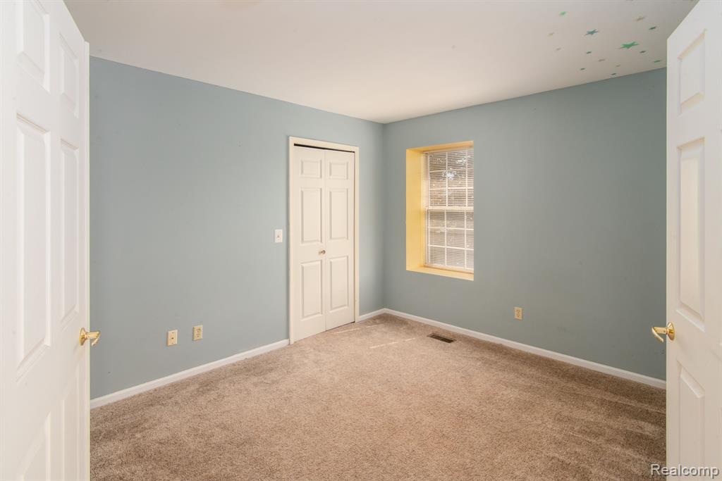 221 OAKBROOKE Drive, 5, South Lyon, MI 48178 — Photo 11