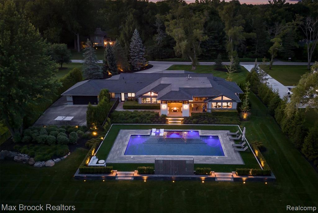 7400 Parkstone Lane, Bloomfield Hills, MI 48301 — front exterior