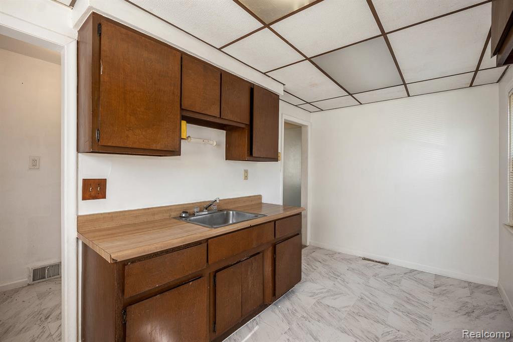 1212 E Rowland Avenue, Madison Heights, MI 48071 — Photo 8