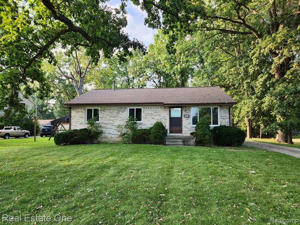 700 W GARDENIA Avenue, Madison Heights, MI 48071 — front exterior